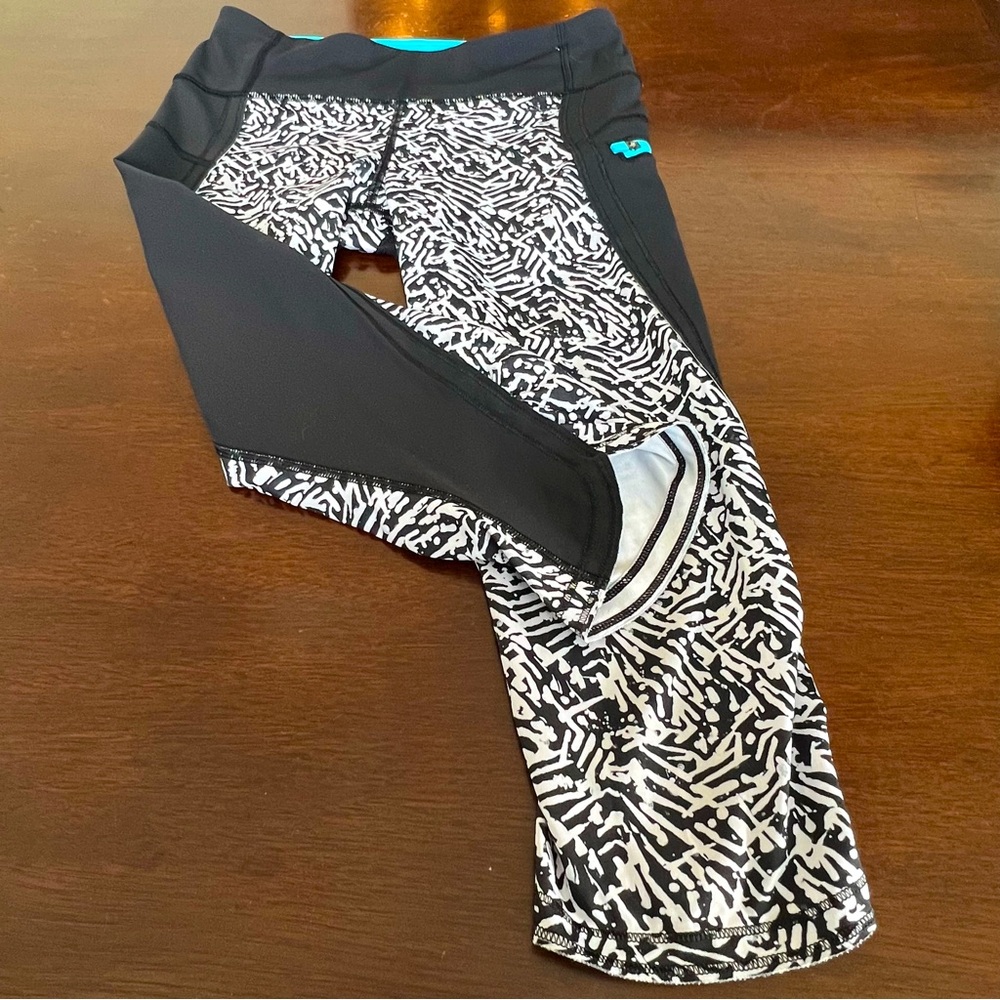 Lululemon Graphic Print Lightweight Athletic Leggings